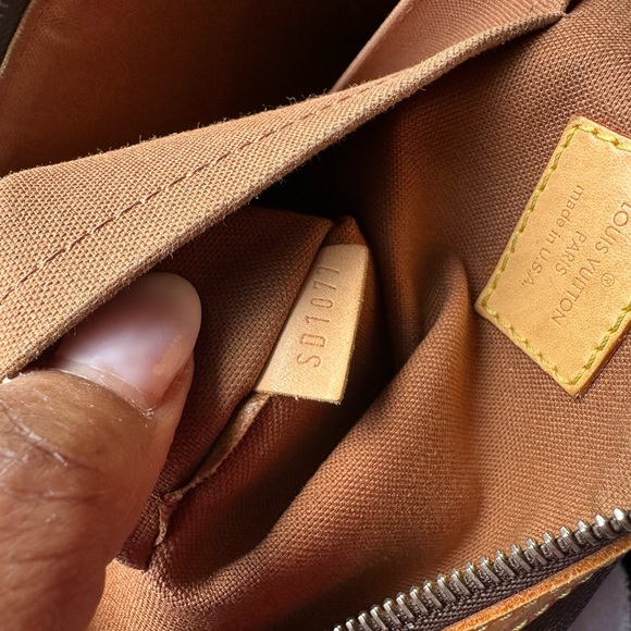 Louis Vuitton monogram bag in Excellent condition with purchase LV lock and key. - Picture 12 of 17